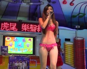 穿這樣唱歌的小姐好漂亮